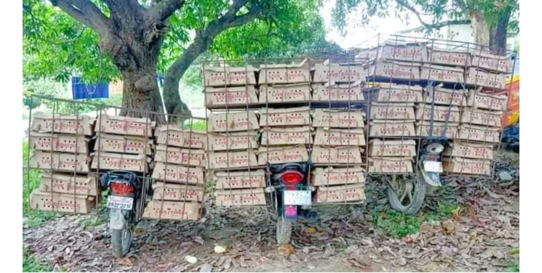 पर्सा प्रहरीले मोटरसाइकल कुखुराको चल्ला सहित पक्राउ