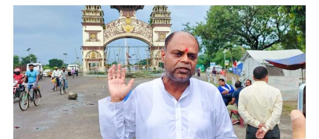 बिरगंज नाकाबाट भारतीय गाडीको आवागमन पहिलो गाडीको स्वागत गर्न मेयरसहितको टोली नाकामा