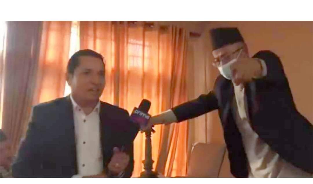 अनुमति बिना बैठकमा भित्र पसेको ऋषि धमलालाई भोक्रेठ्याक लगाएर निकालियो