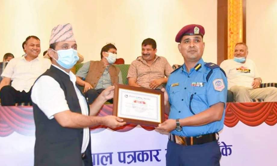 पत्रकार महासंघ बाँकेले वडा प्रहरी प्रमुख डिल्ली खड्कासहित दर्जनौंलाई सम्मान