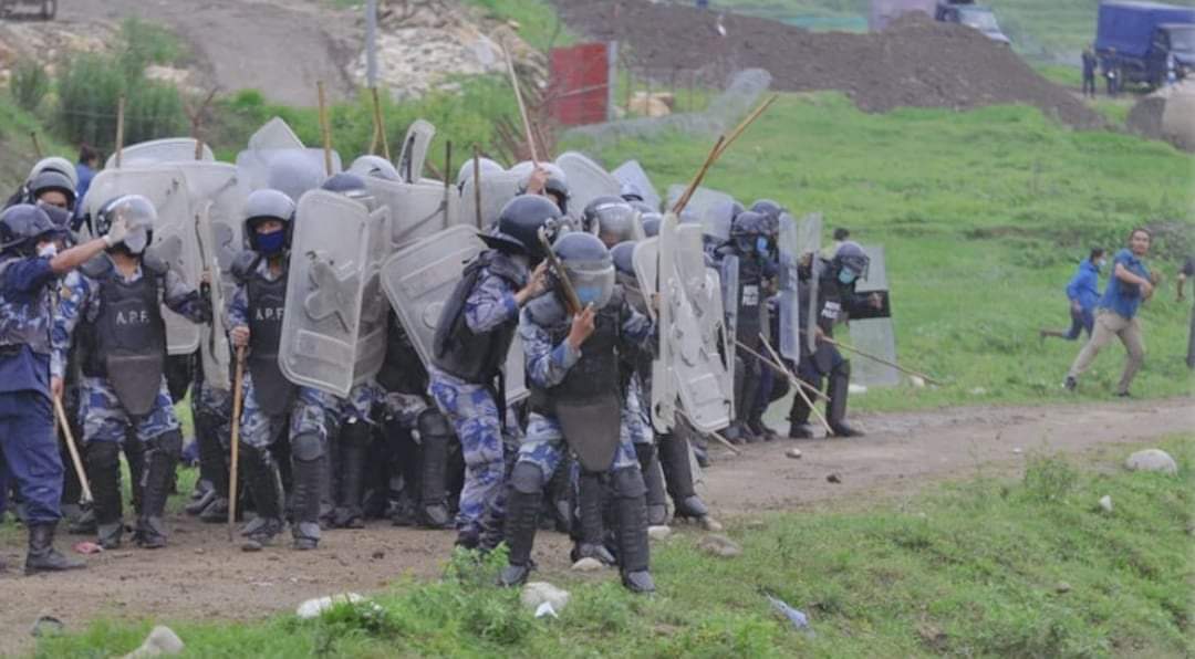 रुकुमको मुसिकोटमा स्थानीय युवाहरु र प्रहरी बीच झडप हुँदा ७ जना प्रहरी घाइते