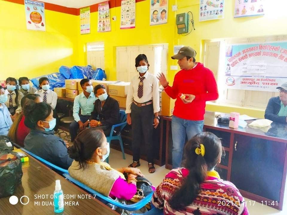 नवलपरासीको प्रतापपुर आयुर्वेद शाखाद्वारा किशाेरीहरुलाई अाैषधि सहयाेग