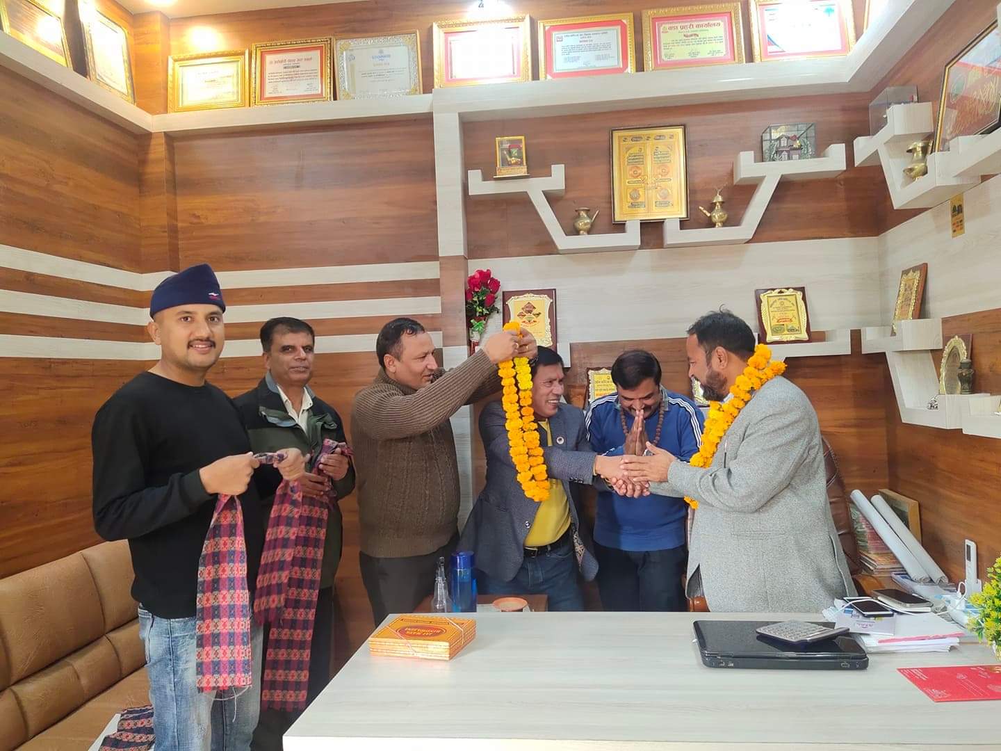 सिमेन्ट उद्योगीद्वारा मियाँलाई सम्मान