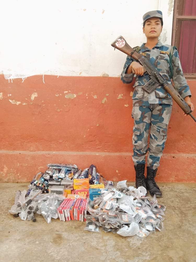 सशस्त्र प्रहरी जमुनाह बिओपीले ३ वटा घोडासहित अवैध सामाग्रीहरु पक्राउ