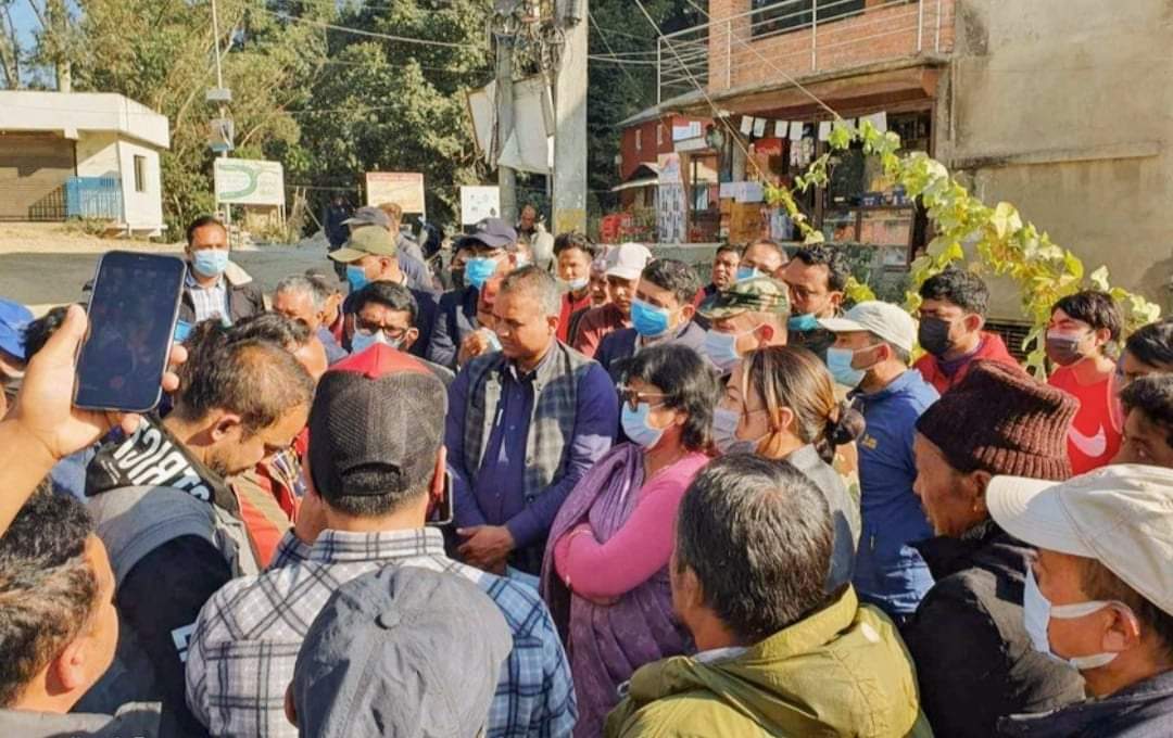 मन्त्री रेणु कुमारी यादवको गाडीलाई नगरकोटमा स्थानीयवासीले रोके