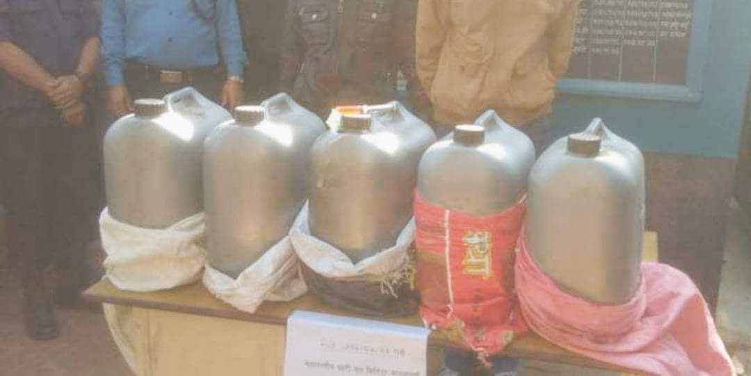 प्रहरीले ३३ लिटर रक्तचन्दनको तेलसहित काठमाडौँबाट १० जनालाई पक्राउ