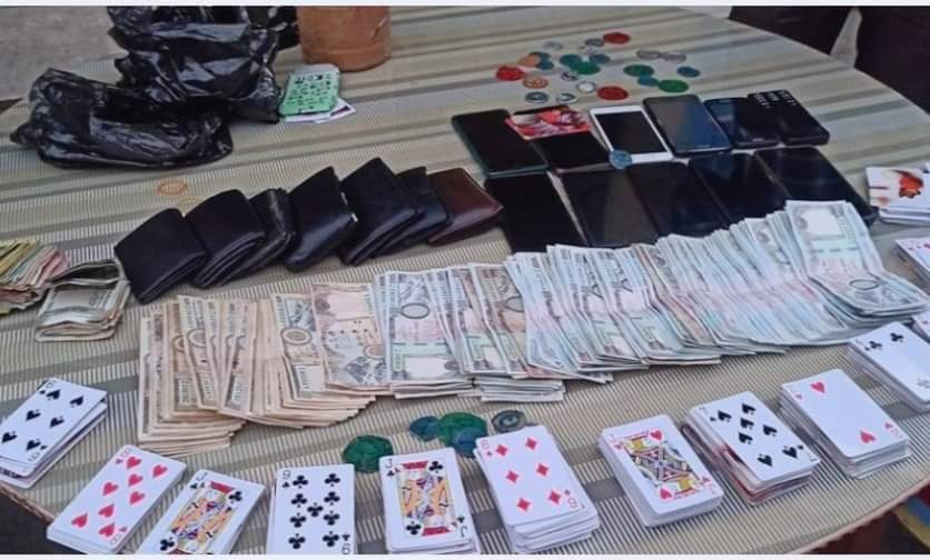 दाङ प्रहरीले घोराहीबाट ४ लाख ५० हजार नगदसहित २० जुवाडे पक्राउ