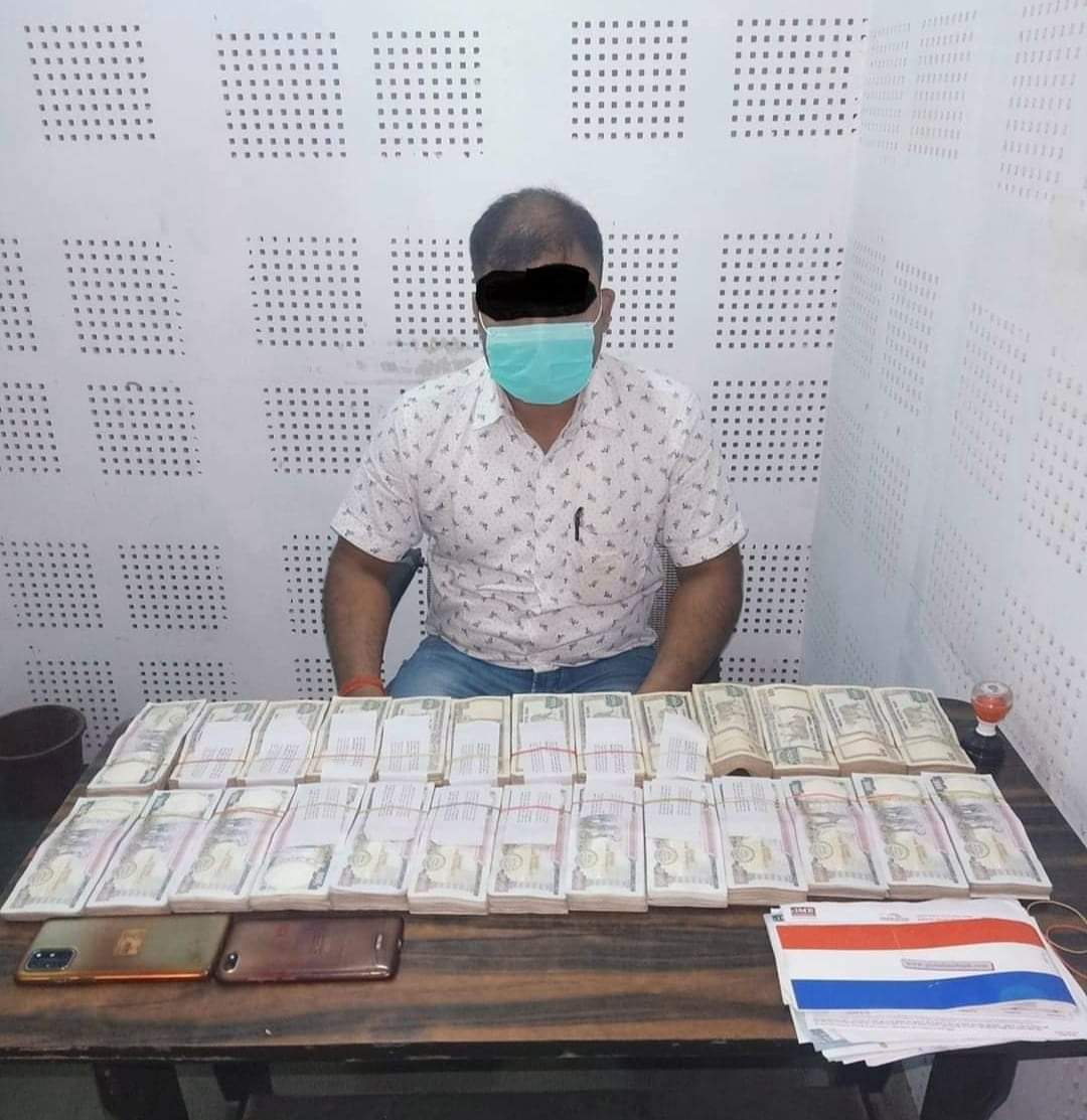 पर्सा प्रहरीले स्रोत नखुलेको २० लाख रकमसहित १ जना पक्राउ