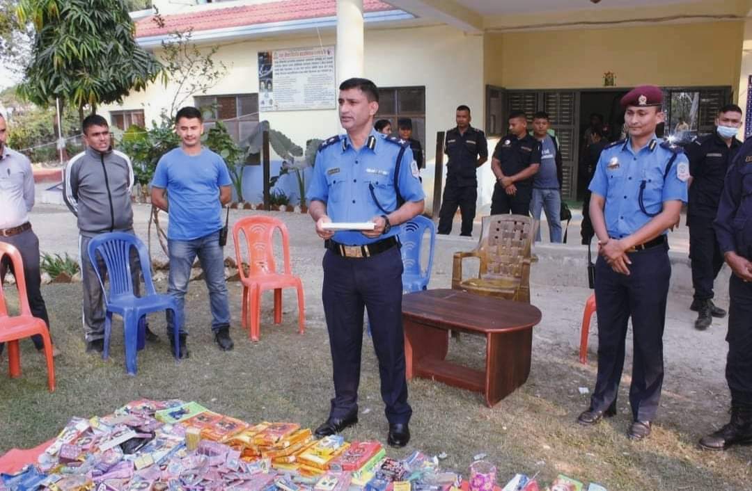 बाँके प्रहरीले ठुलो मात्रामा २ लाखको अवैध पटाका नष्ट