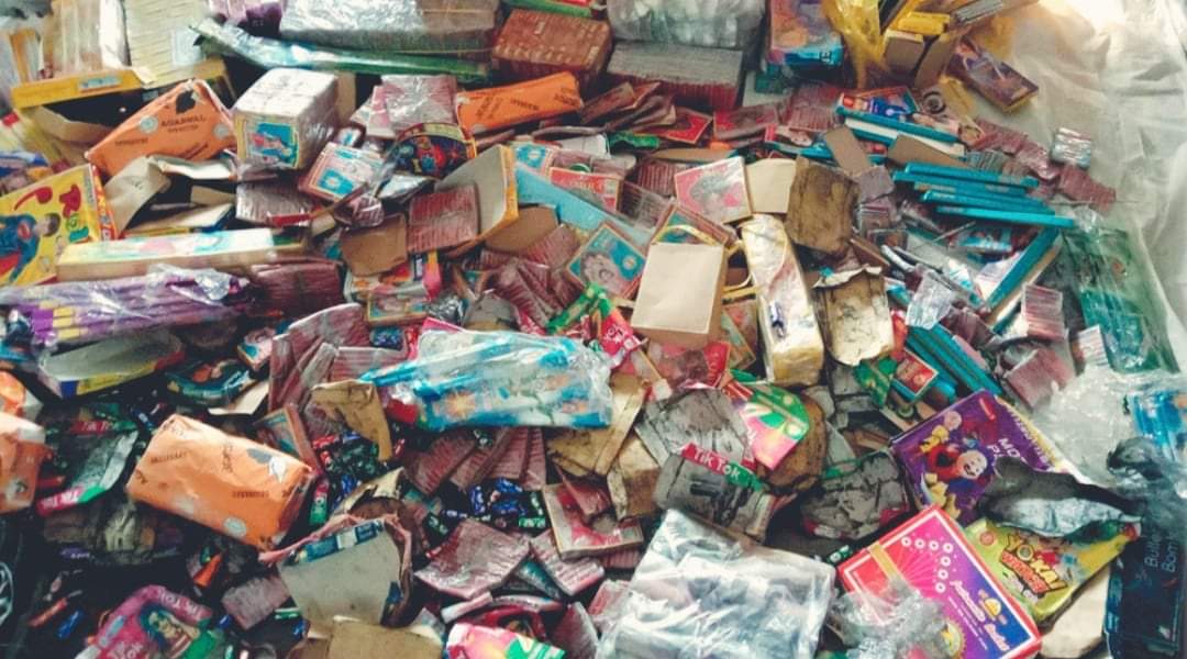 रुपन्देही प्रहरीले ठूलो परिणाममा पटका बरामद गरी नष्ट गर्दै