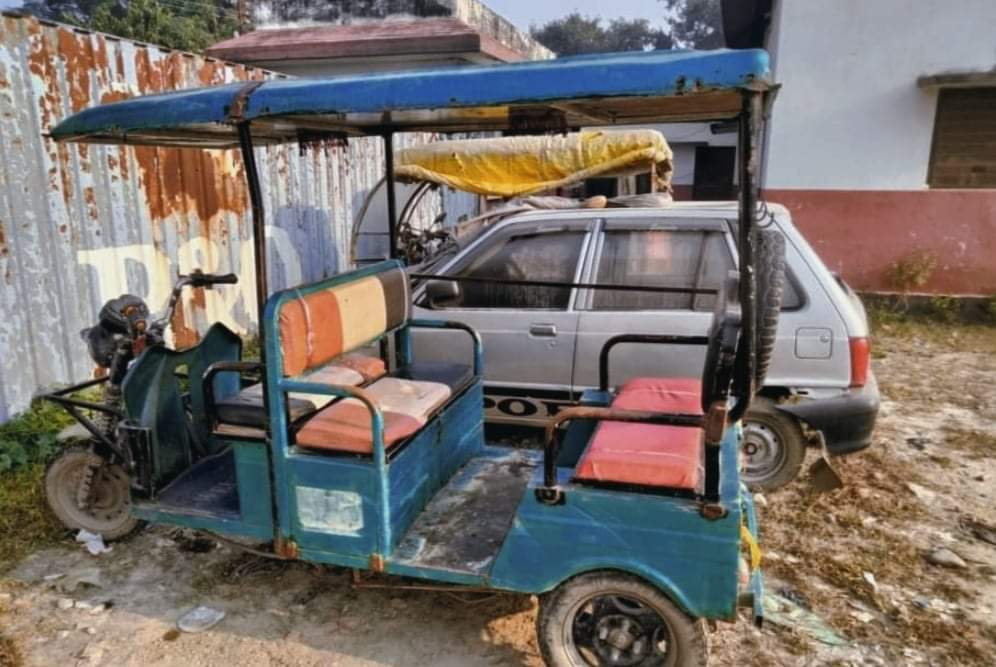 सशस्त्र प्रहरी जमुनाह बियोपिले १२४ थान विन्ड्चिटर ज्याकेट र अटोरिक्सा पक्राउ