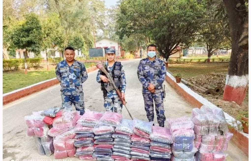 सशस्त्र प्रहरी जमुनाह बियोपीले नाकाबाट लाखौंको अवैध सामाग्रीहरु पक्राउ