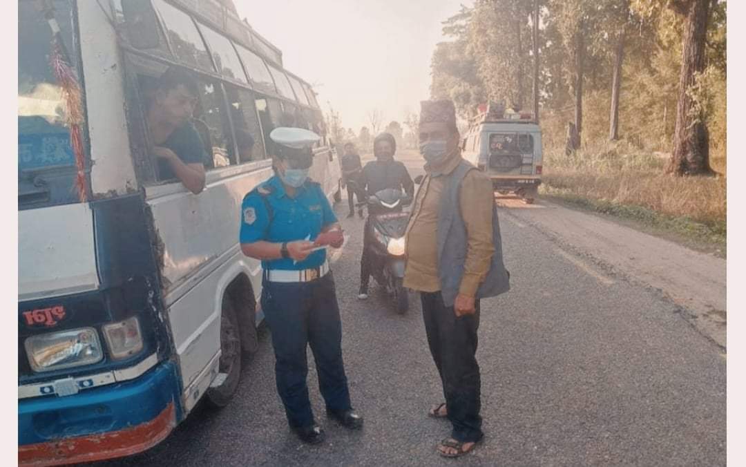 बाँके ट्राफिक व्यवस्थापन चुनौतीपूर्ण ट्राफिक प्रहरीले दिनरात खटिएर ट्राफिक व्यवस्थापनलाई मिलाउदै