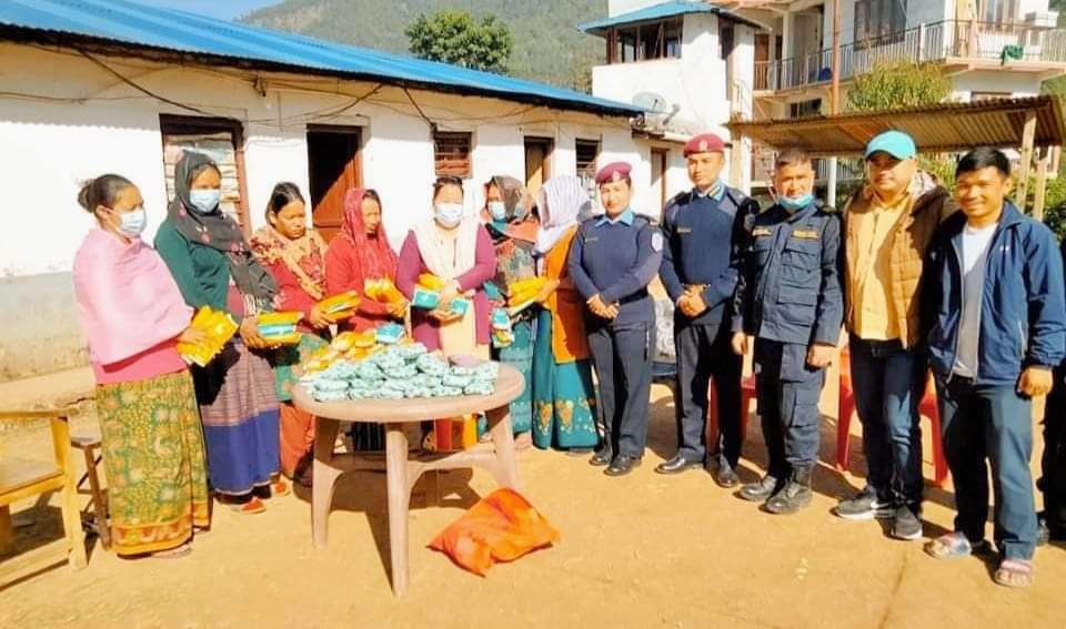 जिल्ला प्रहरी कार्यालय रोल्पाद्वारा महिला कैदीलाई सेनेटरी प्याड बितरण