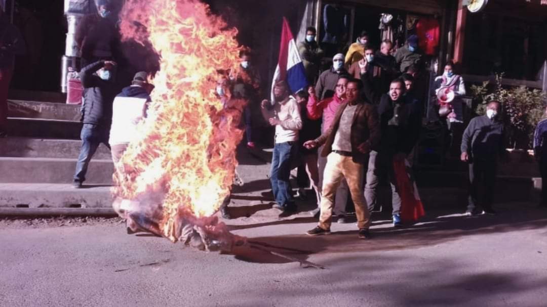 पेट्रोलियम पदार्थको मुल्यवृद्धिको विरोधमा दाङमा पनि प्रधानमन्त्रीको पुत्ला दहन