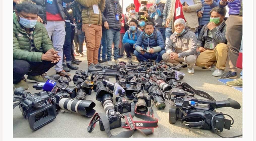 कांग्रेसको मतदानस्थलमा फोटो खिच्न नपाए पछी फोटो पत्रकारहरुको विरोध