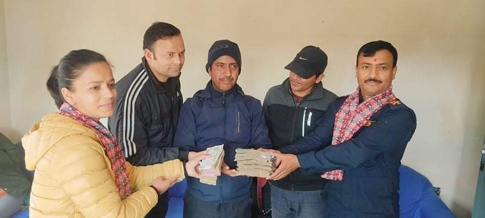 प्रहरी निरीक्षक अनिता महतको सहयोगमा दाङ प्रहरीद्वारा हराएको ७ लाख रुपैयाँ फिर्ता