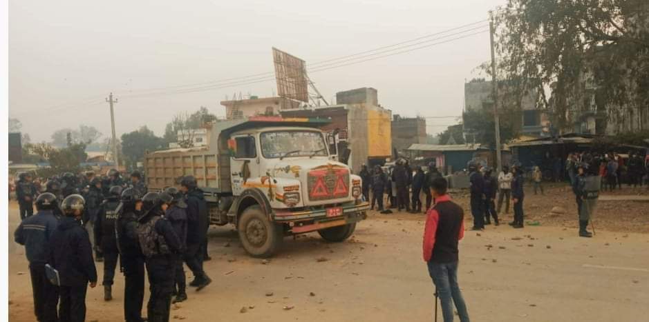 चितवनमा टिपरको ठक्करबाट मोटरसाइकल सवार महिलाको मृत्यु