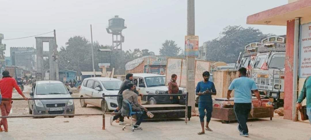 इन्टरनेटको सर्भर डाउन हुँदा कपिलवस्तुको कृष्णनगर भन्सारमा समस्या नाकामा सावारी साधनको लाइन