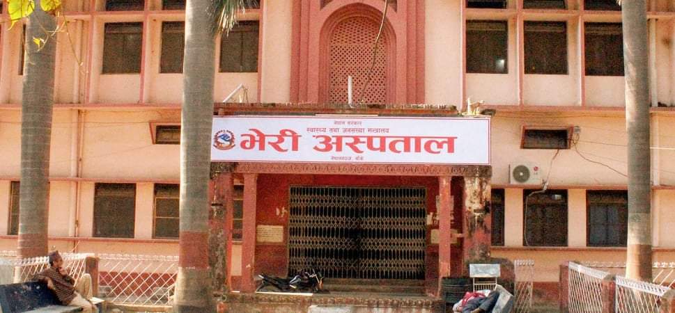 नेपालगन्ज भेरी अस्पतालको क्वाटरमा ४ जनाको मृत्यु घटनाको अनुसन्धान गर्दै प्रहरी