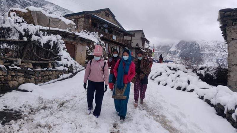 डोल्पामा हिउँले बाटो अवरुद्ध,गरे पछी हेलिकोप्टरबाट सुत्केरीको उद्धार