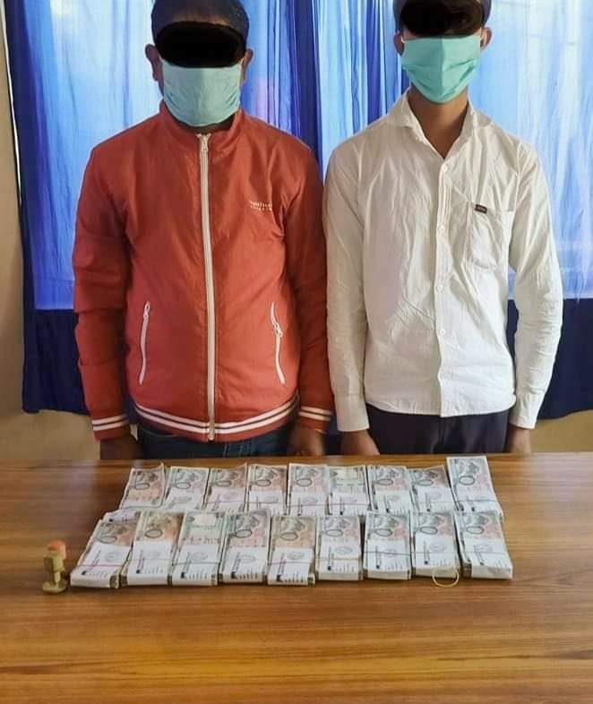 पर्सा प्रहरीले स्रोत नखुलेको १८ लाख रुपैयाँसहित २ जना पक्राउ