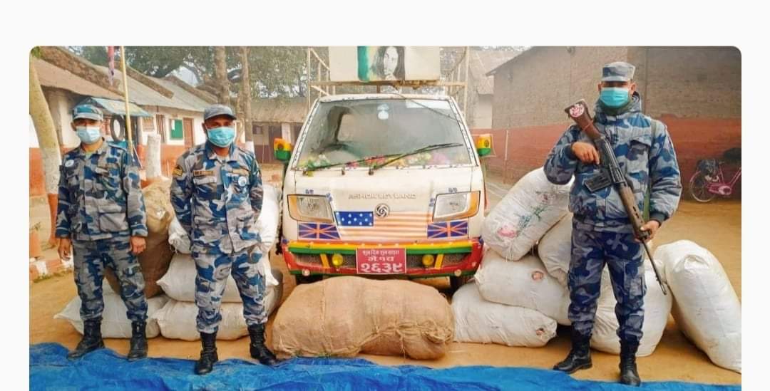 सशस्त्र प्रहरी बाँकेले भ्यानसहित ठुलो परिमाणमा लेडिजको भित्री बस्त्रहरु पक्राउ