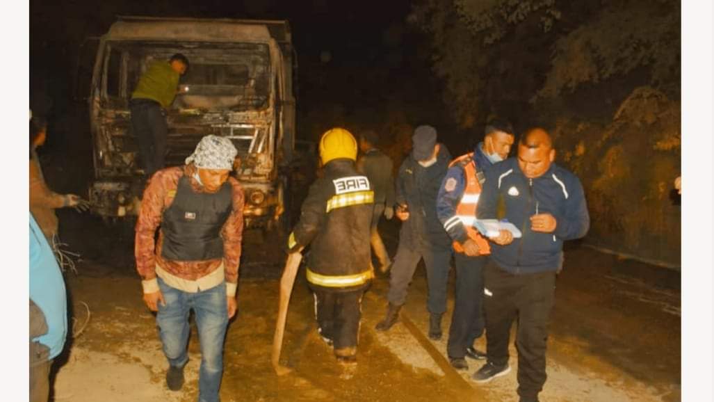 टिप्परमा आगलागि अगाडिको भाग पुर्ण क्षेती समयमा प्रहरी पुगेर पछाडीको भाग जल्न पाइन