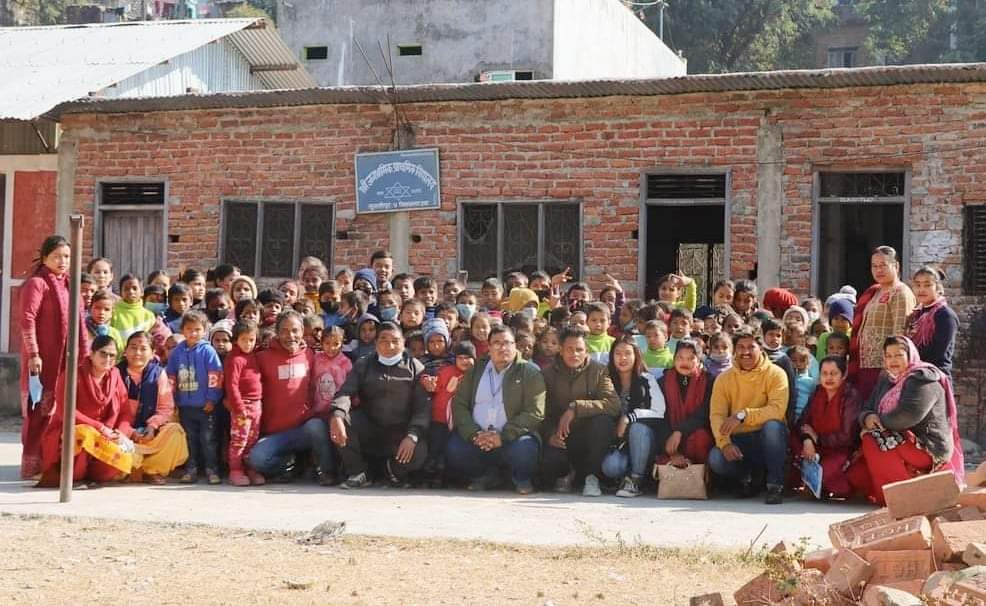 अजम्बरी सहकारी सस्थाले बिद्यालयमा पढ्ने बिद्यार्थीहरुलाई कापी-कलम सहयोग