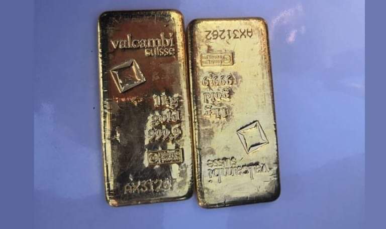 नेपालगन्ज विमानस्थलबाट एक किलो सुनको बिस्कुटसहित प्रहरीले २ जना पक्राउ