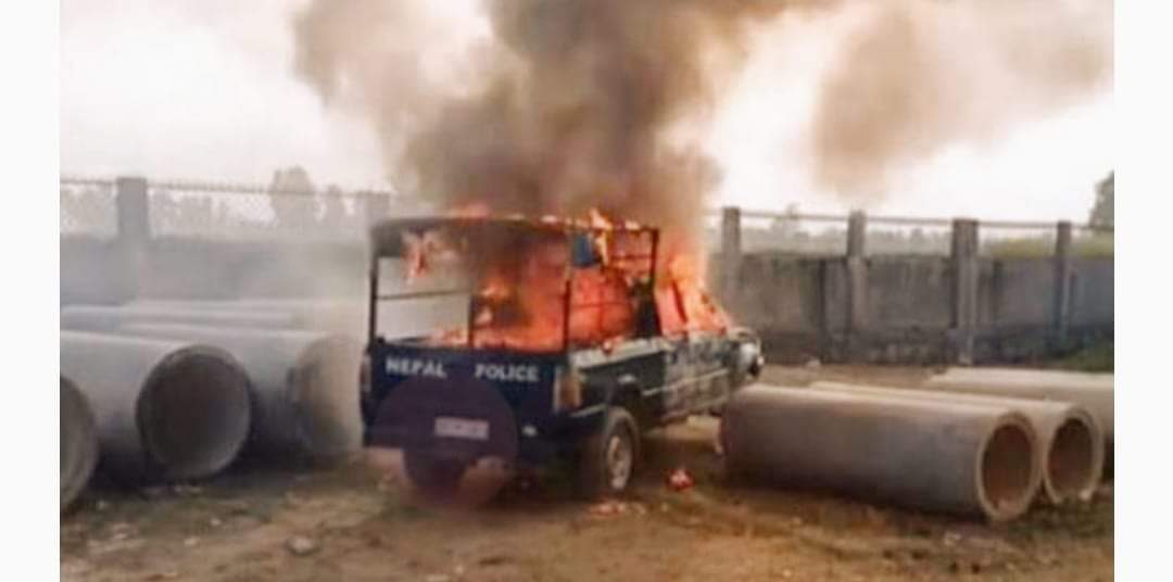 सर्लाहीमा स्थानीयवासीहरुले प्रहरी भ्यानमा किन लगाए आगो ?