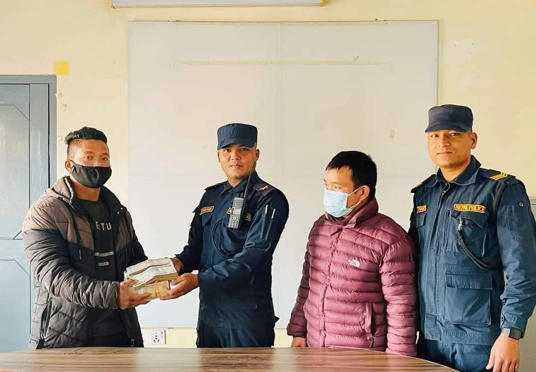 दाङ प्रहरीको सहयोगमा अटाेमा छुटेकाे ७ लाख रुपैयाँ चालकले फिर्ता गरे पछी