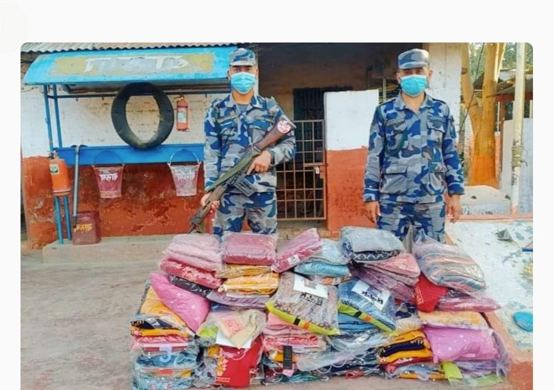 सशस्त्र प्रहरी बल नम्बर ३० गण बाँकेले लाखौंको कपडाहरु पक्राउ