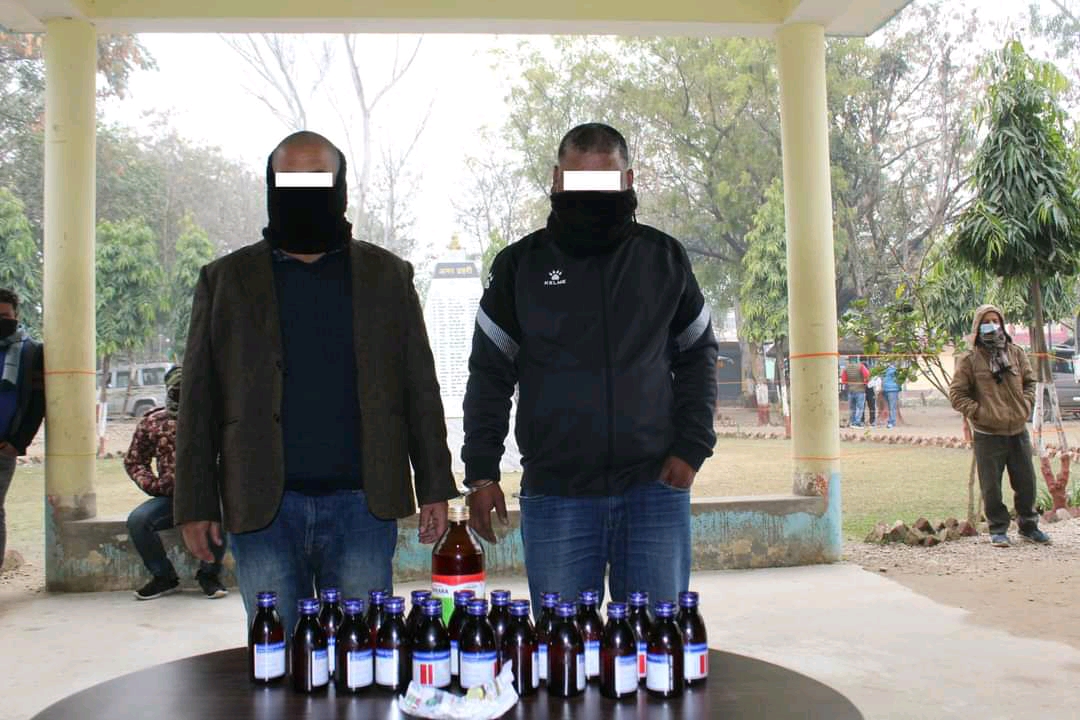 बाँके प्रहरीले २५ बोतल कोरेक्स लागूऔषधसहित २ जना पक्राउ