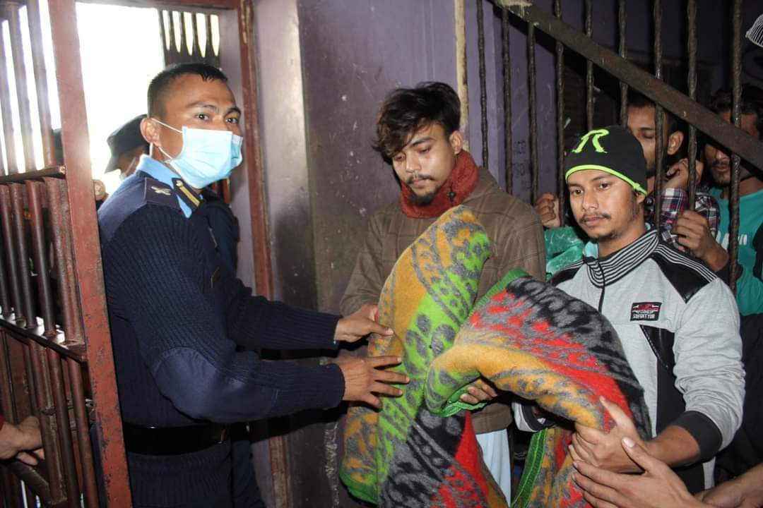 थुनुवालाई न्यानो कपडा र ५० थान कम्मल वितरण गर्दै बाँके प्रहरी