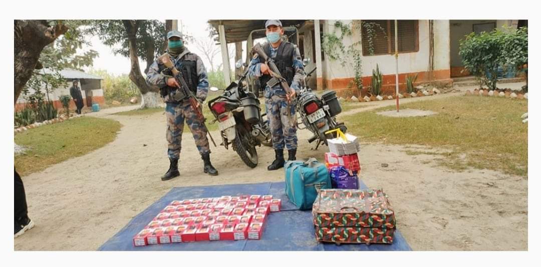 सशस्त्र प्रहरीले २ वटा मोटरसाइकलसहित १ लाख भन्दा बढीको मोबाइल र मदिरा पक्राउ