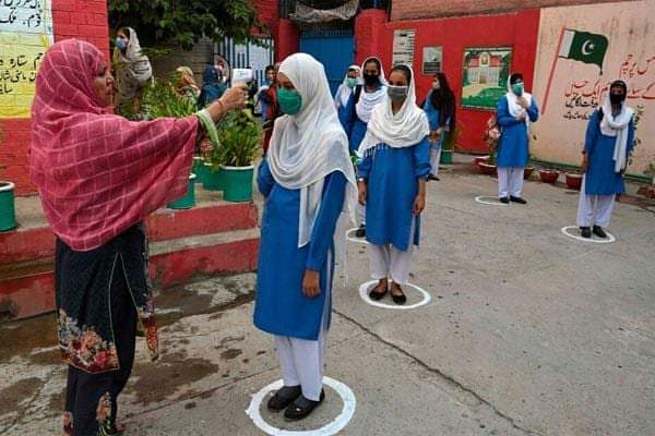 कोरोनाको महामारी बढ्दै गएपछि पाकिस्तानका विद्यालयहरु बन्द