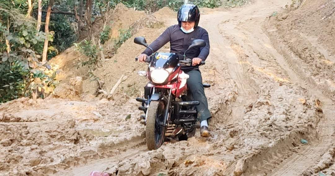 अर्घाखाँची वडा ९ को स्वास्थ चौकीमा सितामोल छैन एम्बुलेन्स छ बाटो छैन पोल छ बत्ती छैन