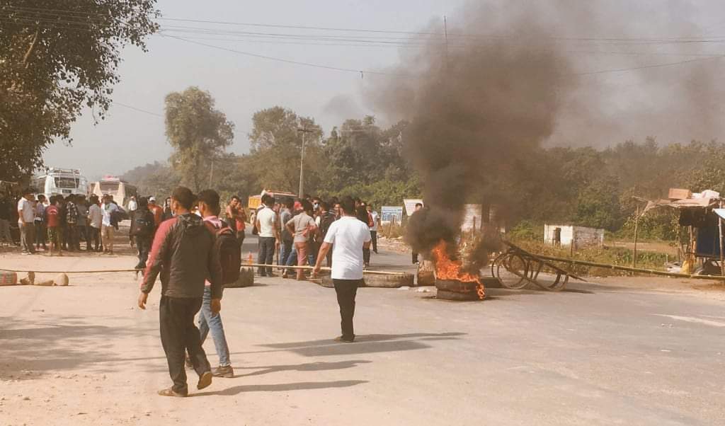 मोटरसाइकलको ठक्करबाट महिलाको मृत्यु स्थानीयद्वारा पूर्वपश्चिम राजमार्ग अवरुद्ध