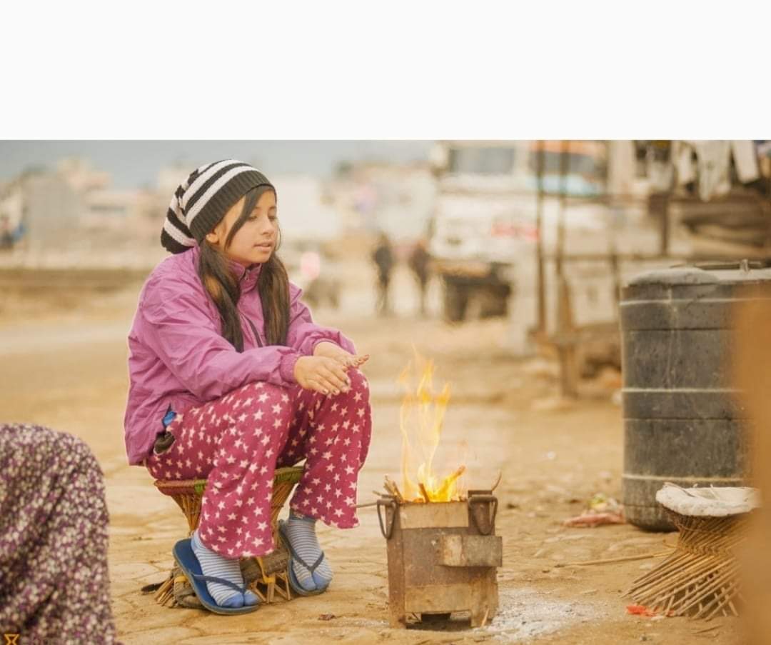 अत्याधिक चिसोको कारण दाङ जिल्लाको जनजीवन प्रभावित ठाँउठाँउमा आगो ताप्दै