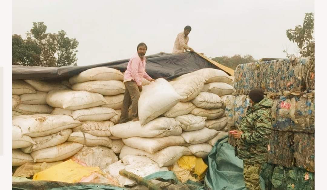 नवलपरासीमा कबाडको गाडी भित्रबाट ठुलो मात्रामा प्रतिबन्धित जडीबुटी पक्राउ