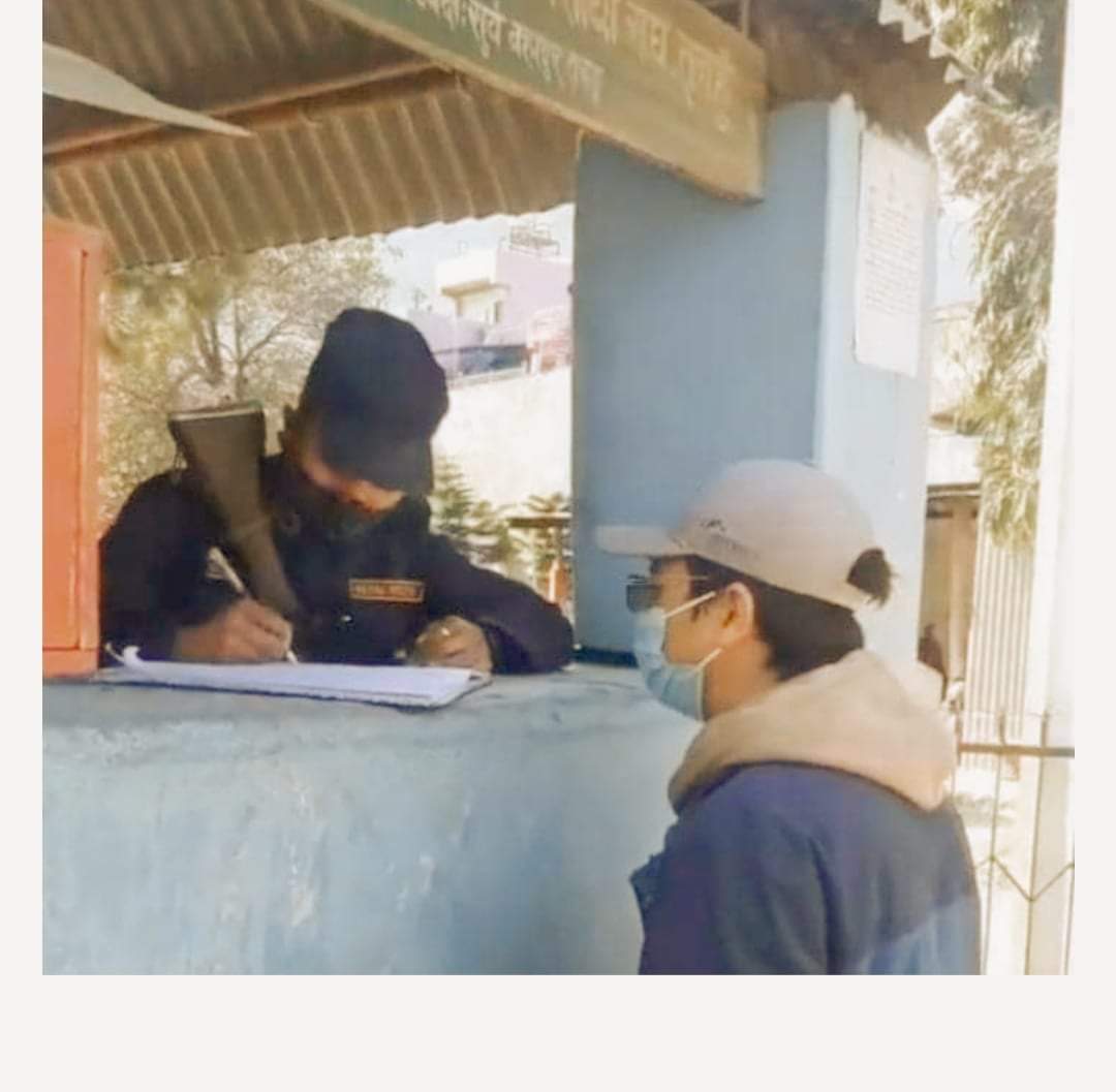 कलाकार पल शाह तनहुँ प्रहरीलाई बयान दिँदै गैंडाकोटमा पर्यो फेरि अर्को उजुरी