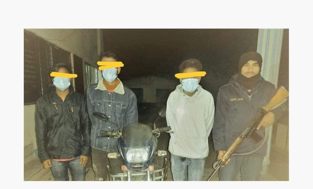 खैरो हेरोइनसहित ३ जना पक्राउ