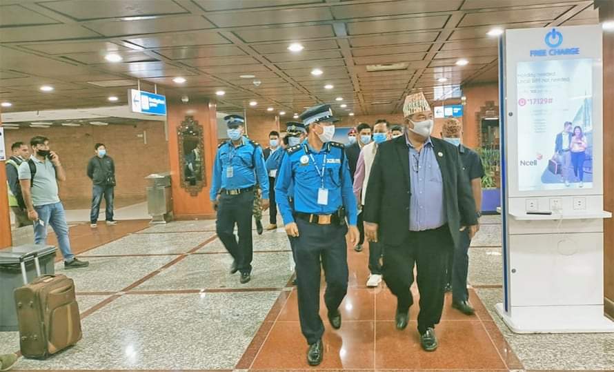 बिदेशमा अलपत्र नेपालीको अवस्था बुझ्न श्रममन्त्री दुबई जाने