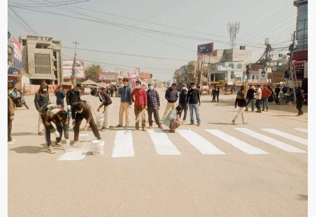 दाङमा बन्दकर्ताहरुले सडक सरसफाइ र ट्राफिक नियम सम्बन्धि जेब्रा क्रसिङ बनाउदै