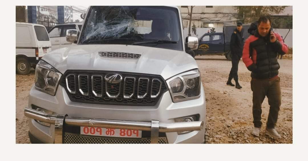 बाँकेमा एमसिसिको बिरोधमा बन्दकर्ताले कृषि मन्त्रालयको गाडीमा तोडफोड