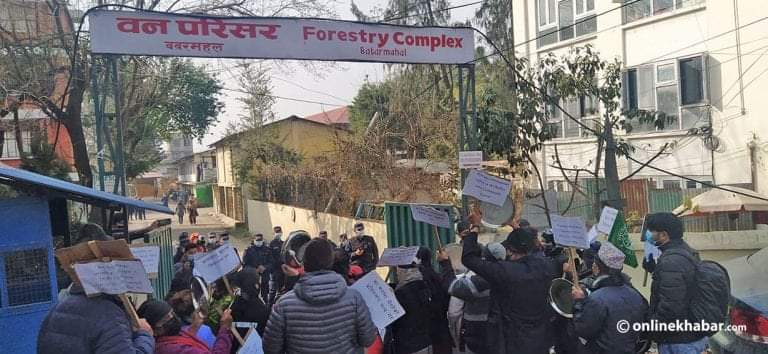 संघीय वन नियमावलीको मस्यौदा खारेज माग गर्दै प्रदर्शन अध्यक्षसहित १४ जना पक्राउ