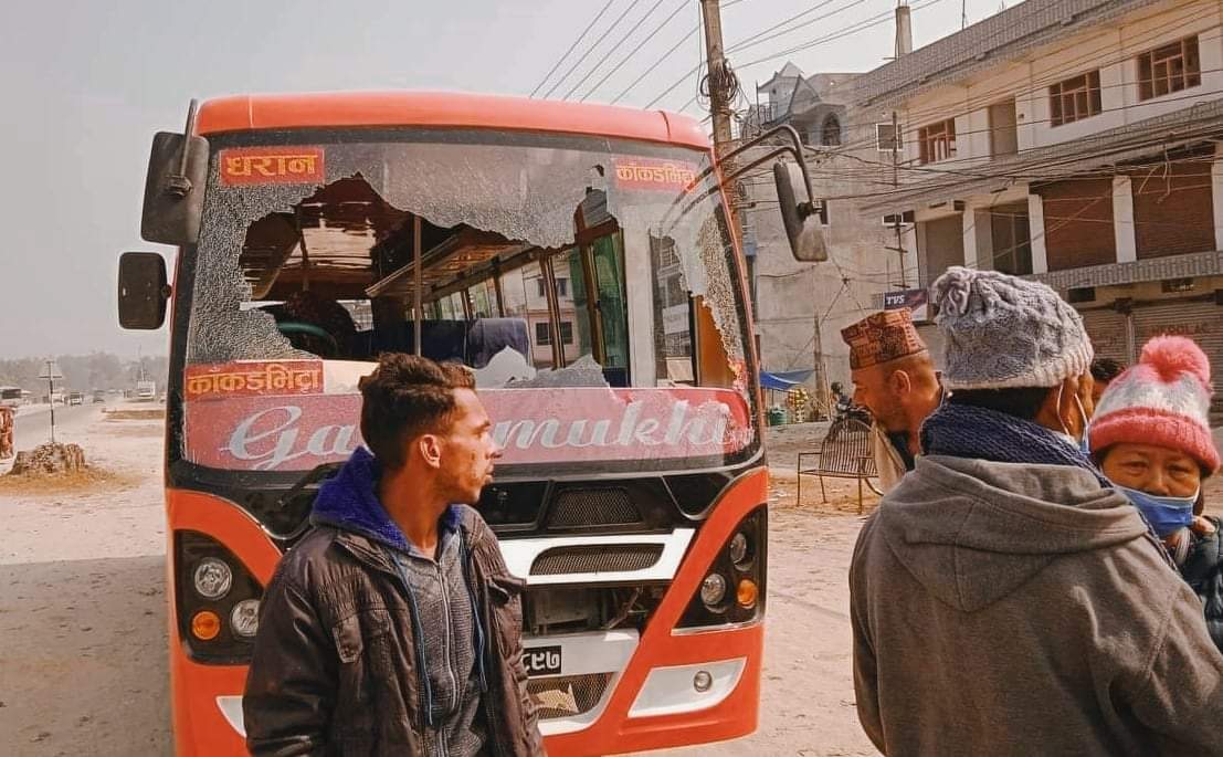 बन्दको बेला काठमाडौंमा दूधको गाडी र ३ बसमा तोडफोड बन्द कर्ताहरु पक्राउ