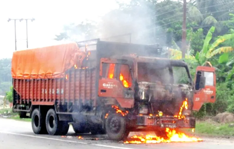 हेटौंडामा बन्दकर्ताले सिमेन्ट बोक्ने ट्रकमा आगजनी र तोडफोड