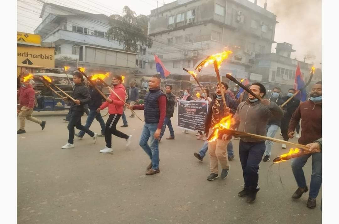 स्थानीय निर्वाचनको मिति तोक्न माग गर्दै युवा संघ बाँकेले मशाल जुलुस प्रदर्शन